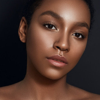Професійний beauty-образ від Наталії Зубок із природним ефектом здорової та сяючої шкіри.