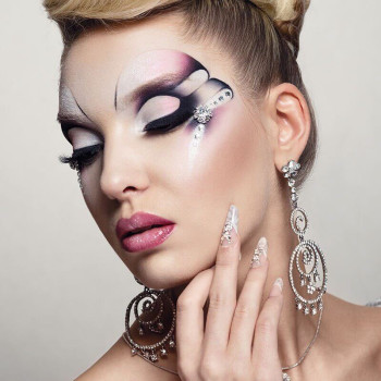 Professional bridal makeup із Glow makeup, Feather brows та бездоганним тоном шкіри для весільної фотосесії, створений Наталією Зубок.