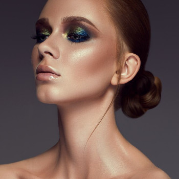 Сучасний beauty-макіяж від Наталії Зубок із чистим тоном шкіри та витонченими деталями образу.