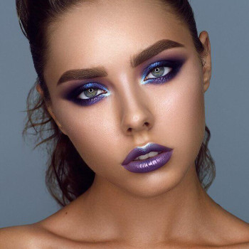 Комерційний образ із природним макіяжем і сяючими вилицями для beauty-контенту бренду, виконаний Наталією Зубок.