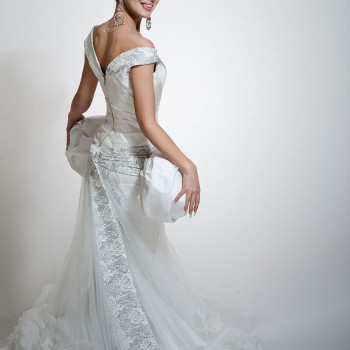 Luxury bridal makeup із Soft glam, Glass skin та природною текстурою шкіри для bridal portfolio, виконаний Наталією Зубок.