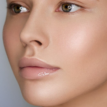 Сучасний природний макіяж від Наталії Зубок для beauty-зйомки з ідеальним тоном і виразними рисами обличчя.