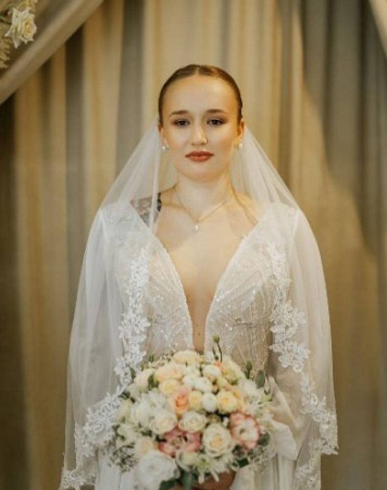 Весільна фотосесія з букетом у сукні, фото - Візажист Софія Легецька