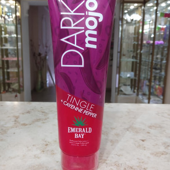 Emerald Bay Dark Mojo — потужний Tingle-активатор для солярію з кайєнським перцем для тих, хто прагне максимально інтенсивної та насиченої засмаги. Tingle-ефект викликає відчуття тепла й тимчасове почервоніння шкіри. Рекомендований досвідченим любителям засмаги, не для чутливої шкіри. У продажі від 1 грама.