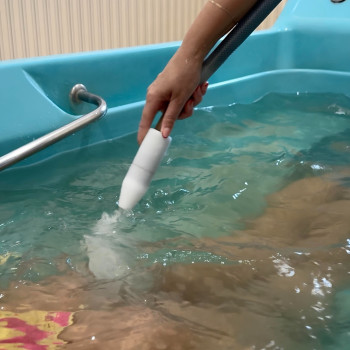 ПОТУЖНІСТЬ, ЯКУ ВИ ВІДЧУВАЄТЕ — ДО 6,5 АТМОСФЕР 💧 Одна з найпотужніших гідромасажних систем — струмінь води до 6,5 атм. Це не просто перебування у гідрованні — спеціаліст опрацьовує тіло потужним спрямованим струменем, регулюючи його інтенсивність індивідуально. Глибока робота з тканинами допомагає покращити мікроциркуляцію, зменшити набряклість, прояви целюліту та м’язове напруження. 6,5 атм — сила професійного гідромасажу.