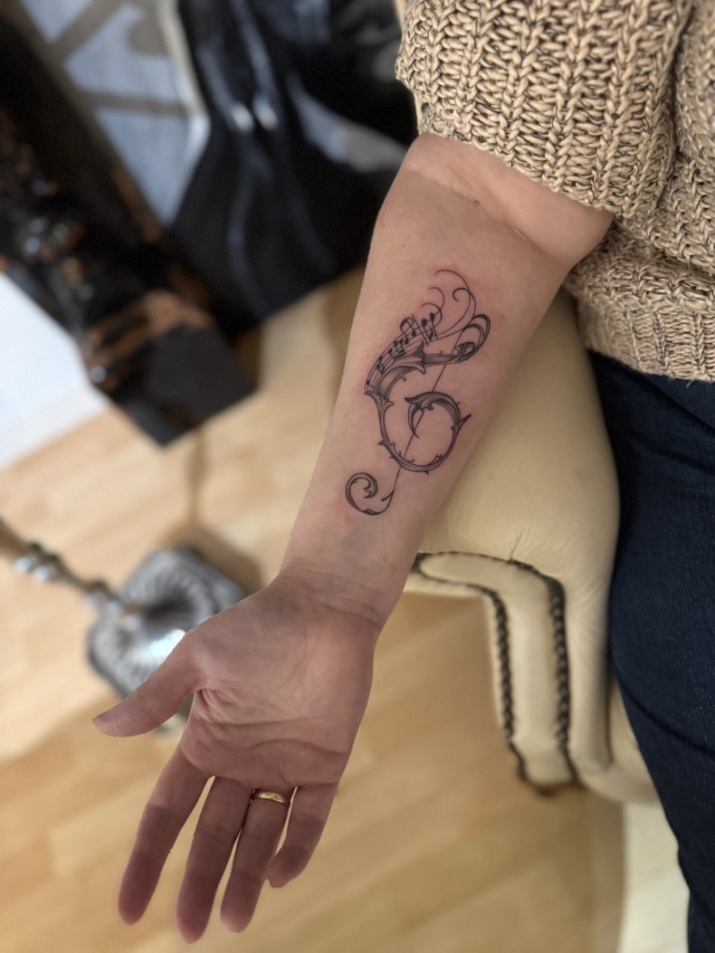 Для дівчат на передпліччі чорно-білі, фото - Курси та навчання Tattoo School UA