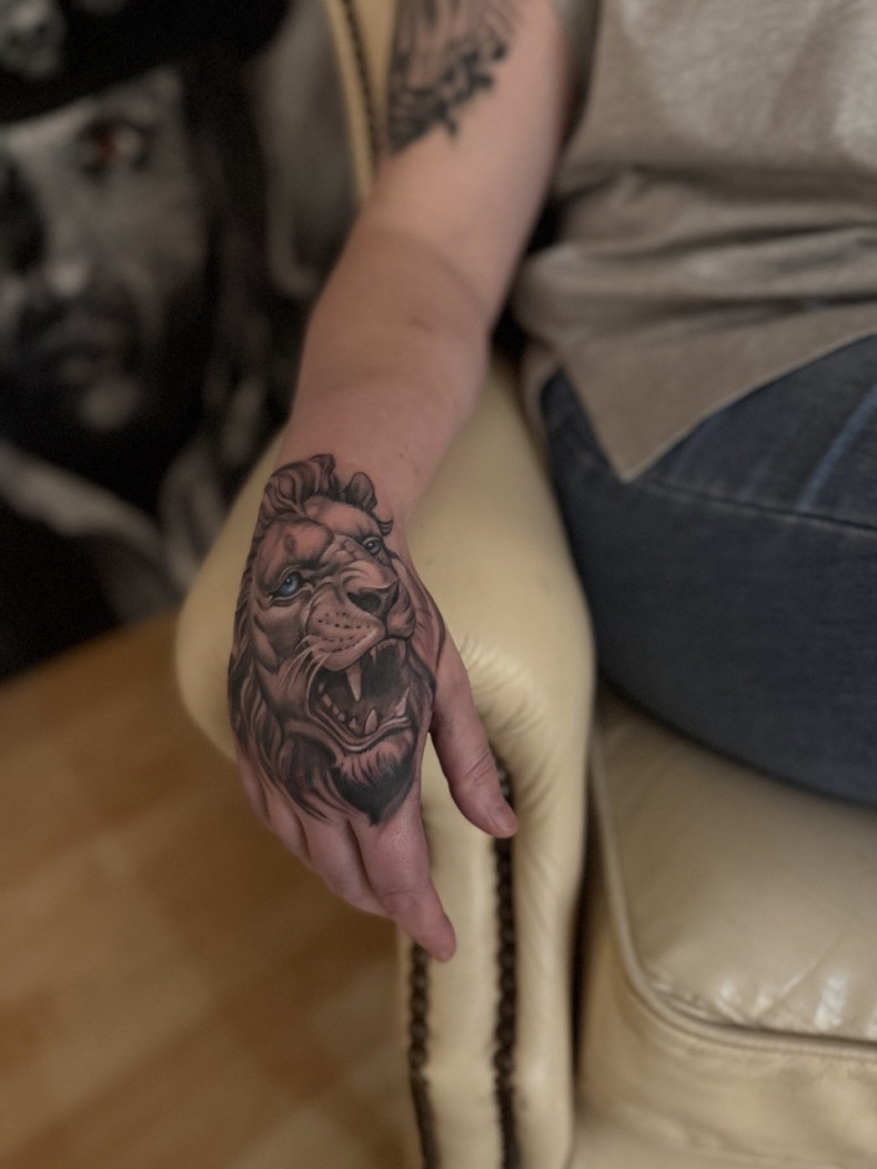 Реалізм на кисті лев, фото - Курси та навчання Tattoo School UA