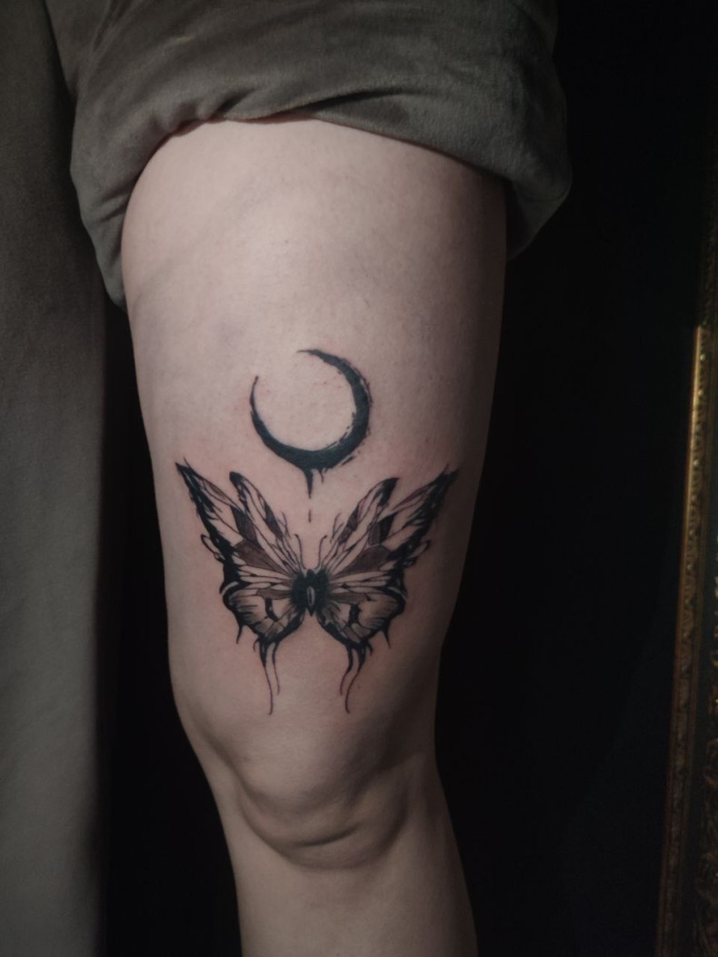 Черно-белые на бедре графика, фото - Курсы и обучение Tattoo School UA