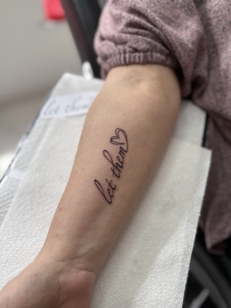 Женские на предплечье черно-белые, фото - Курсы и обучение Tattoo School UA