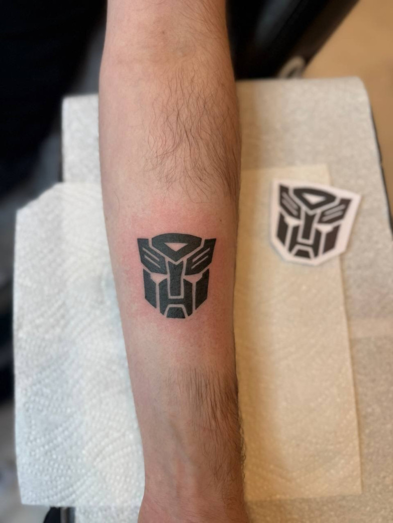 Мужские на предплечье черно-белые, фото - Курсы и обучение Tattoo School UA