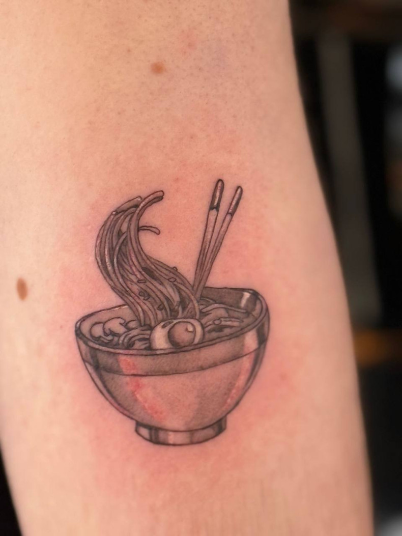 На руке черно-белые графика, фото - Курсы и обучение Tattoo School UA