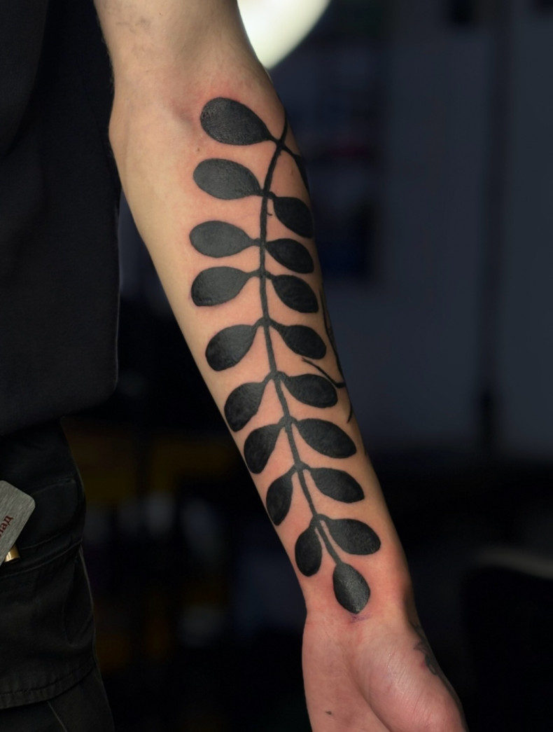Мужские на предплечье черно-белые, фото - Тату мастер Lika tattoo