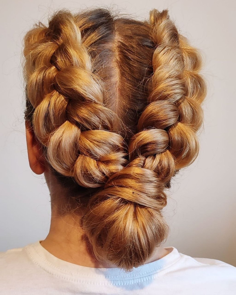 Блонд золотистий зачіска пучок, фото - Брейдер Ally Hairart