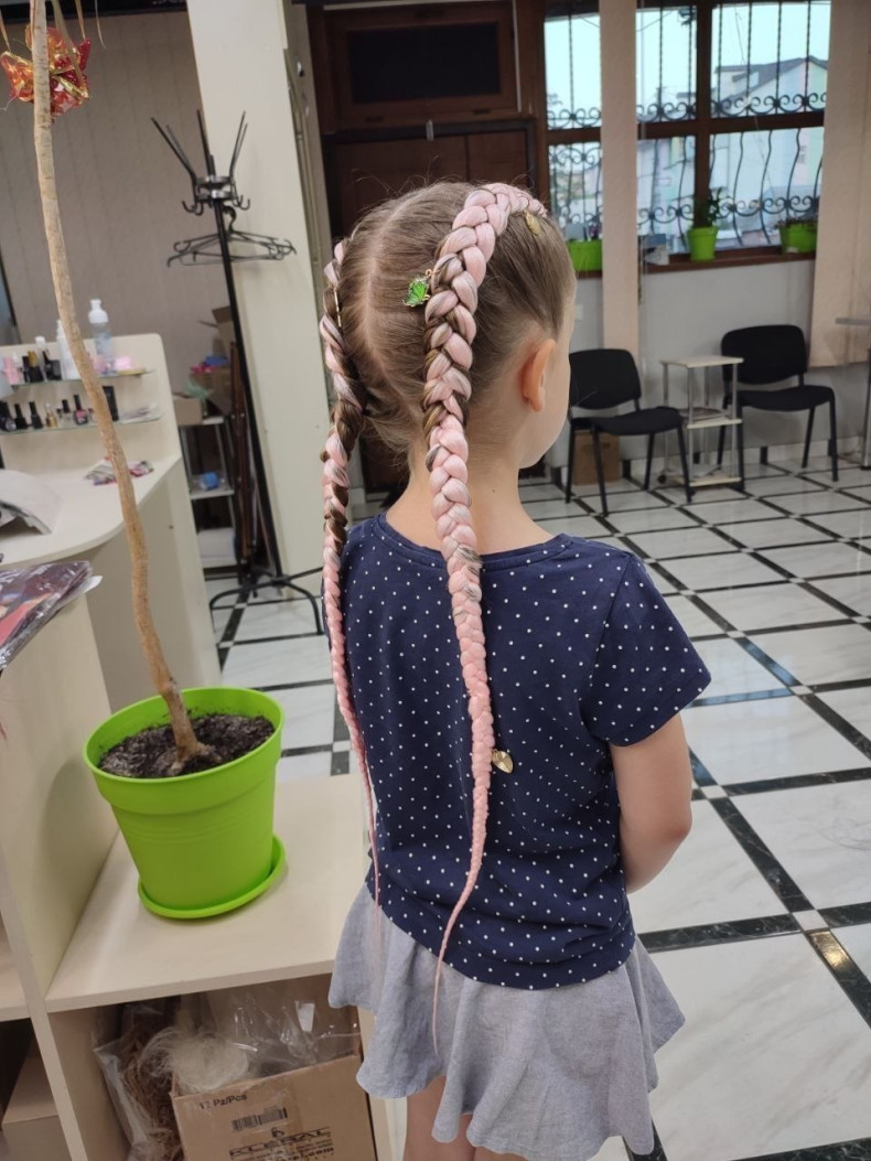 Дитяча стрижка плетіння волосся рожевий колір, фото - Брейдер Ally Hairart
