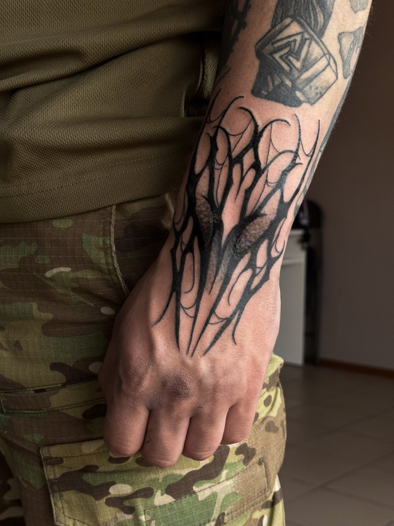 Для хлопців на передпліччі чорно-білі, фото - Тату майстер Анна Сухан