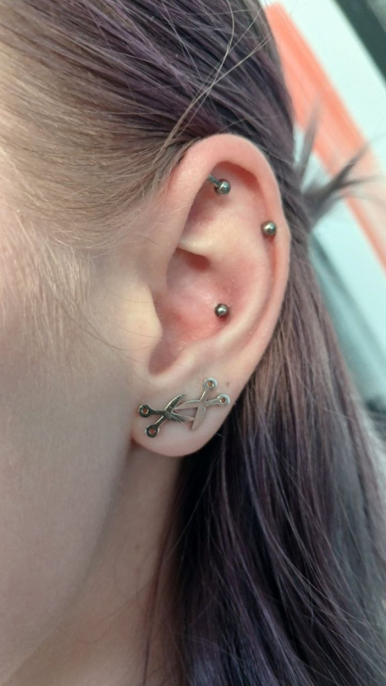 Пирсинг уха мочки хеликс, фото - Тату салон Tattoo hub