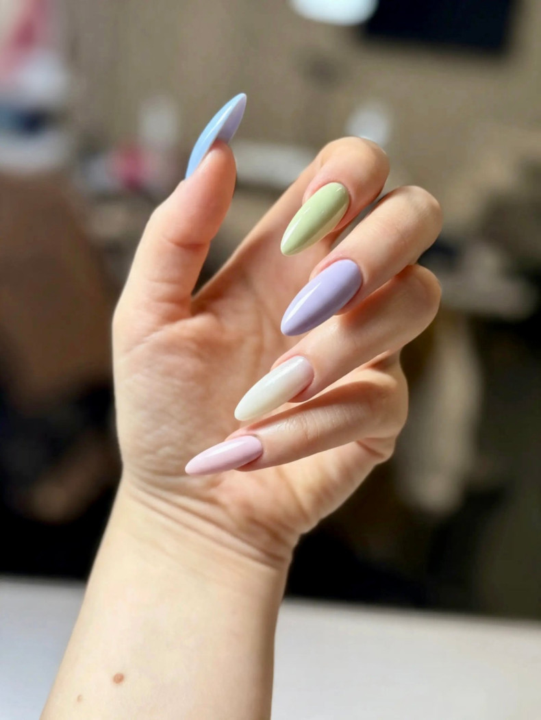 Нежный маникюр миндаль на длинные ногти, фото - Ногтевая студия London Beauty Hub