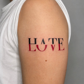Тату з написом «HATE LOVE», виконане у контрастному поєднанні чорного та червоного пігментів. Графічна типографіка з акцентом на різницю кольорів. Тату в Одесі.
