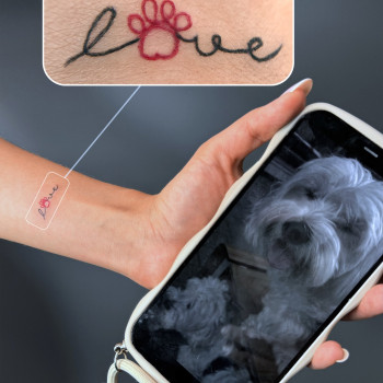 Міні-тату з написом «love», де літеру «o» замінює відбиток лапки улюбленого собаки. Лаконічний персональний дизайн із чорним контуром та червоним акцентом. Тату в Одесі.