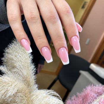 Ніжний рожевий френч 🤍🌸 Акуратна форма, глянцеве покриття та класичні білі кінчики — елегантний варіант на будь-який випадок. 💅 Манікюр, який завжди виглядає стильно та доглянуто. 📩 Запис — у Direct.