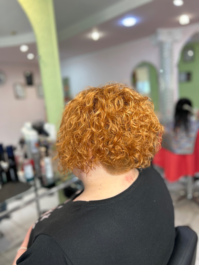 Женская стрижка на короткие волосы кудрявые, фото - Студия красоты Королева