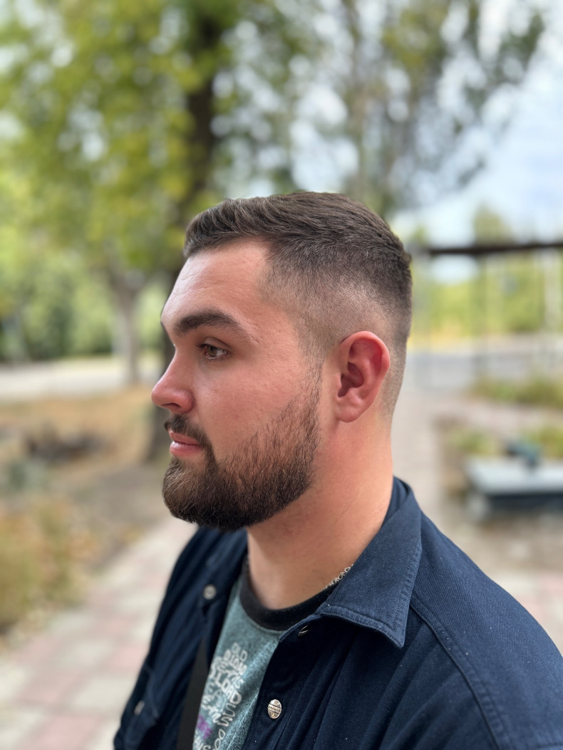 Чоловіча стрижка на коротке волосся фейд, фото - Студія краси Королева