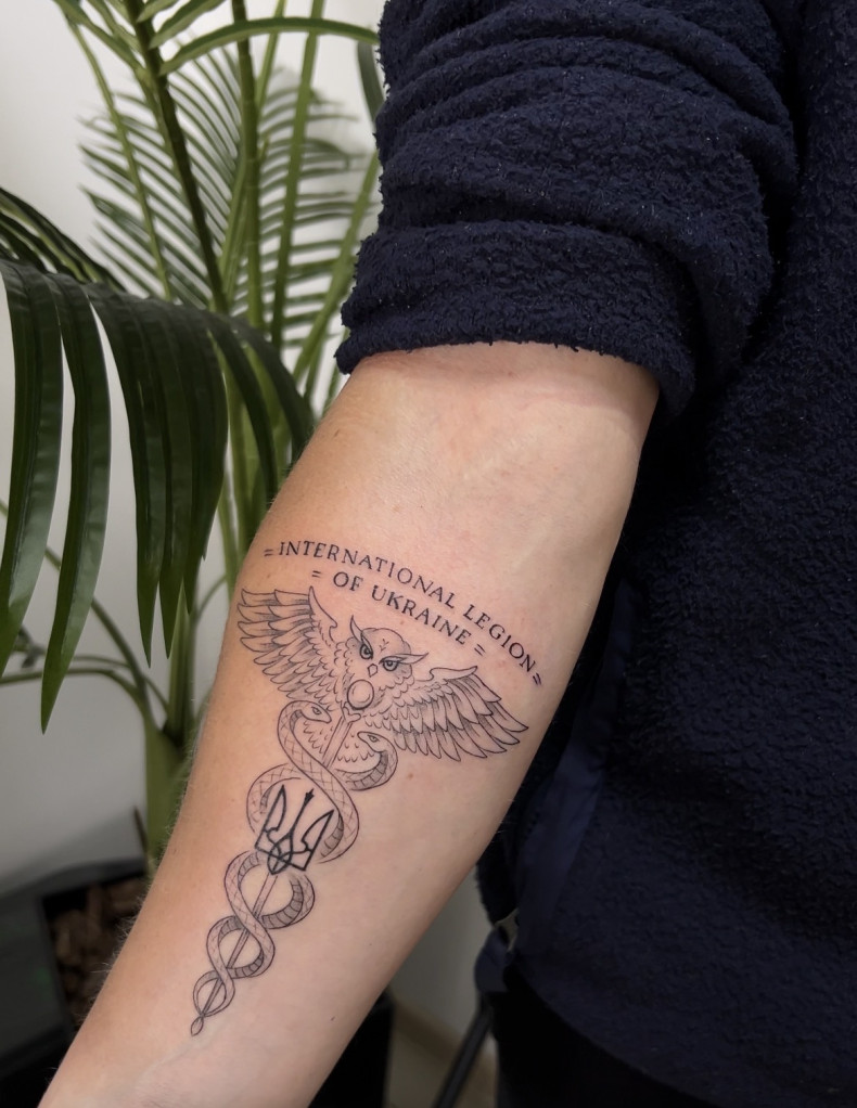 Змія на передпліччі чорно-білі, фото - Тату салон Free Art Tattoo