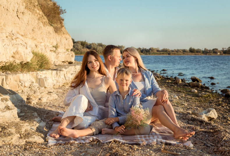 Семейная фотосессия на природе закате, фото - Семейный фотограф Елена Деревянко