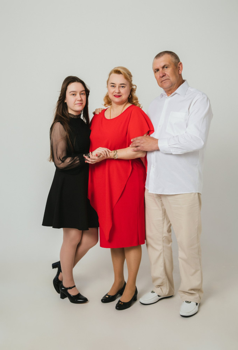 Семейная фотосессия в студии на белом фоне, фото - Семейный фотограф Елена Деревянко