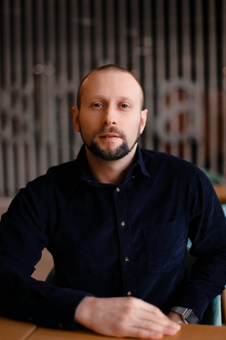 Чоловіча фотосесія у кафе стильна, фото - Психолог Юрій Шатілов