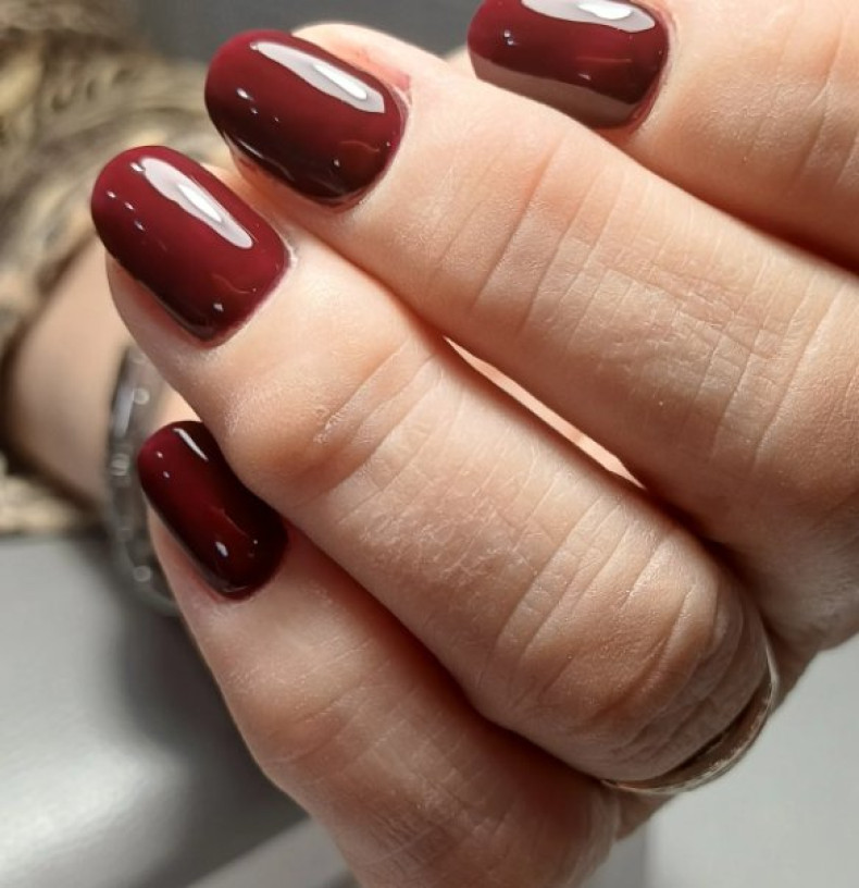 Маникюр на короткие ногти бордовый однотонный (монохромный), фото - Ногтевая студия Николь