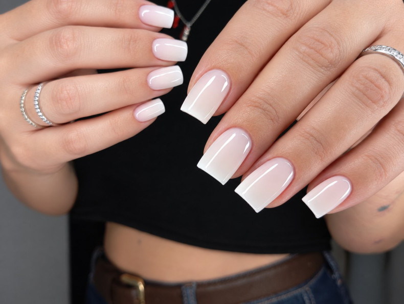 Белый маникюр нежный омбре, фото - Ногтевая студия Melani Beauty Nails