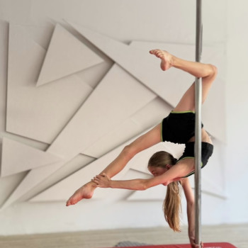 Заняття з дитячого полденсу (Pole Kids) у затишному залі студії TrioDance.