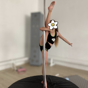 Заняття з дитячого полденсу (Pole Kids) у затишному залі студії TrioDance.