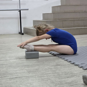 Заняття зі стретчингу та розтяжки спини для здорової постави в TrioDance.