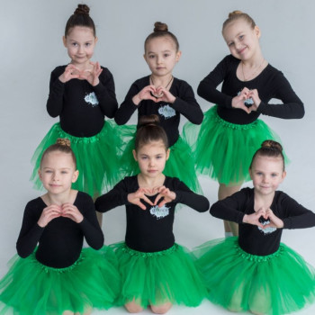 Юні учениця студії TrioDance опановують перші танцювальні рухи на уроці Baby Dance.