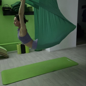 Юна учениця на тренуванні з повітряної гімнастики на полотнах у TrioDance.