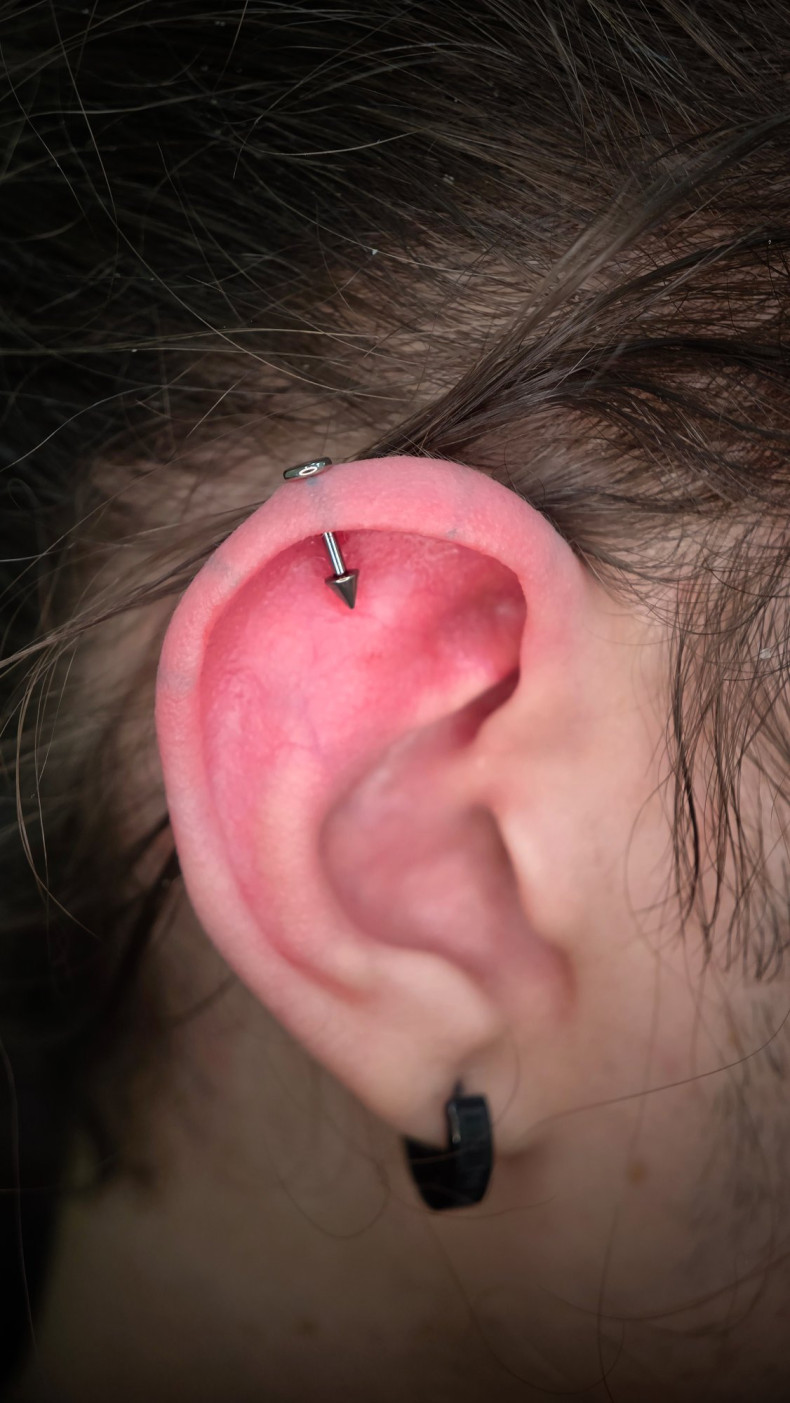 Пирсинг уха мочки хеликс, фото - Тату салон Zoria Tattoo