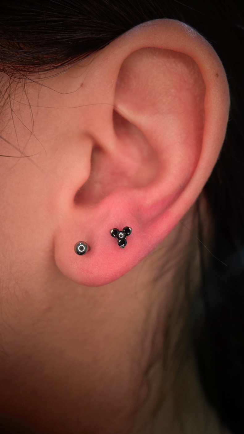 Пирсинг уха мочки хеликс, фото - Тату салон Zoria Tattoo