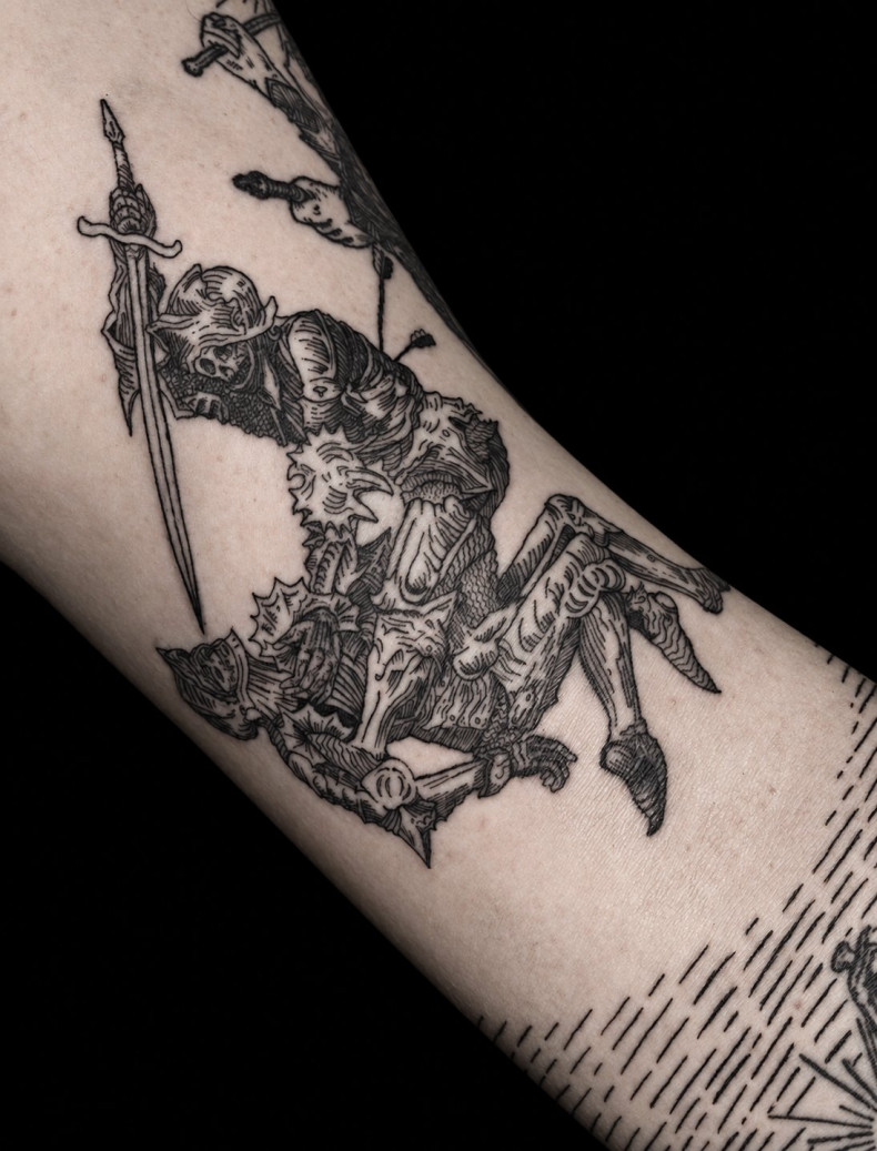 На предплечье меч череп, фото - Тату салон Zoria Tattoo