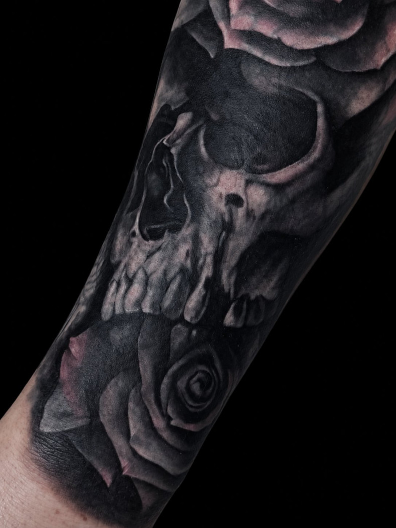 На руке череп роза, фото - Тату салон Zoria Tattoo