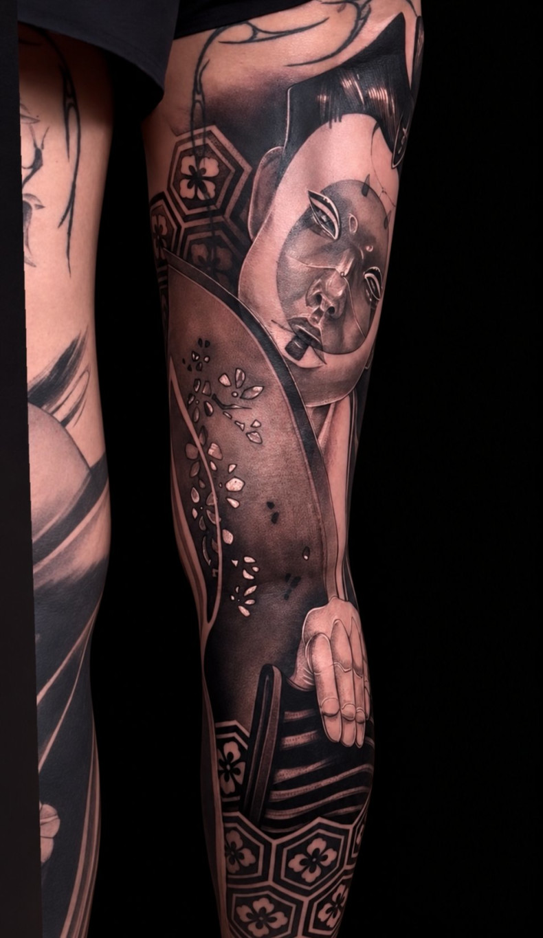 На ноге реализм черно-белые, фото - Тату салон Zoria Tattoo
