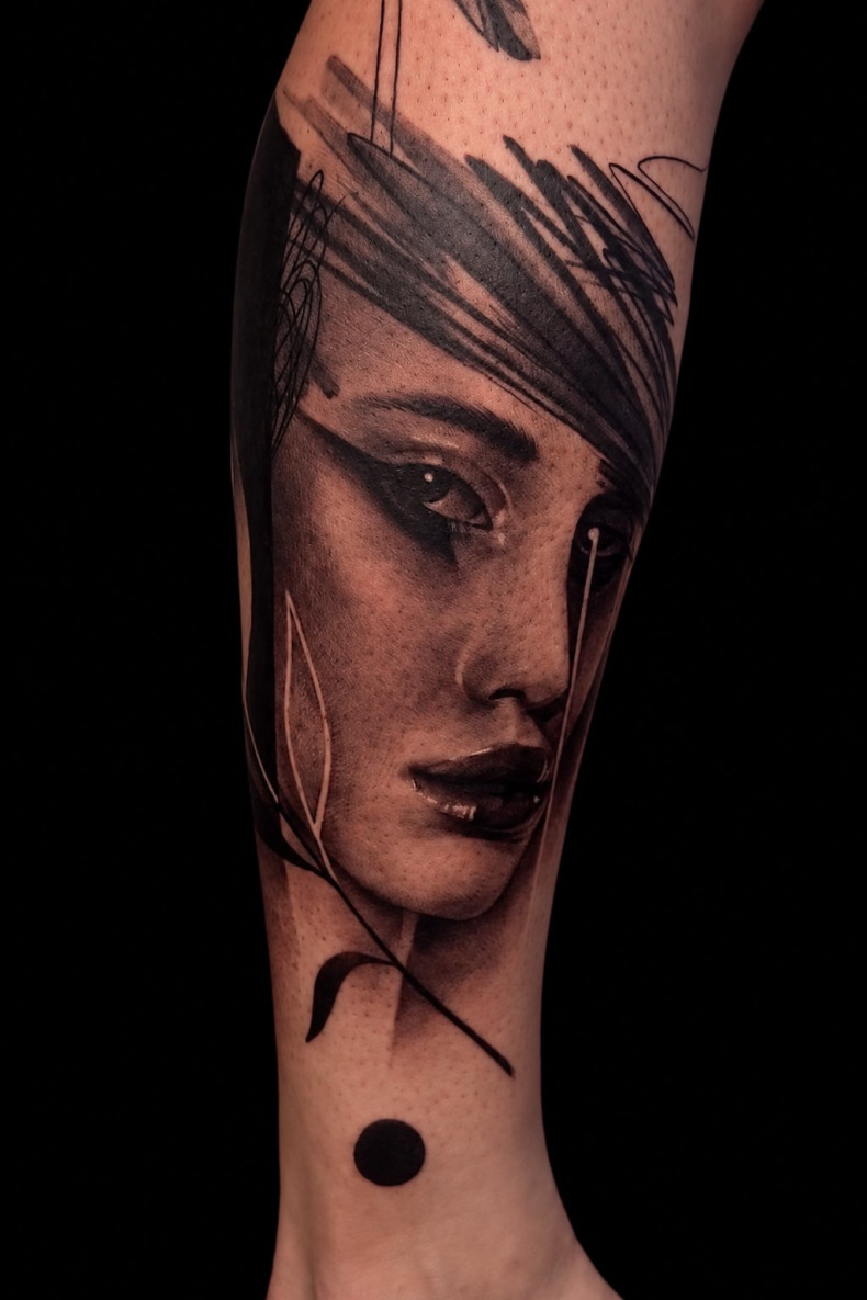 На ноге реализм черно-белые, фото - Тату салон Zoria Tattoo