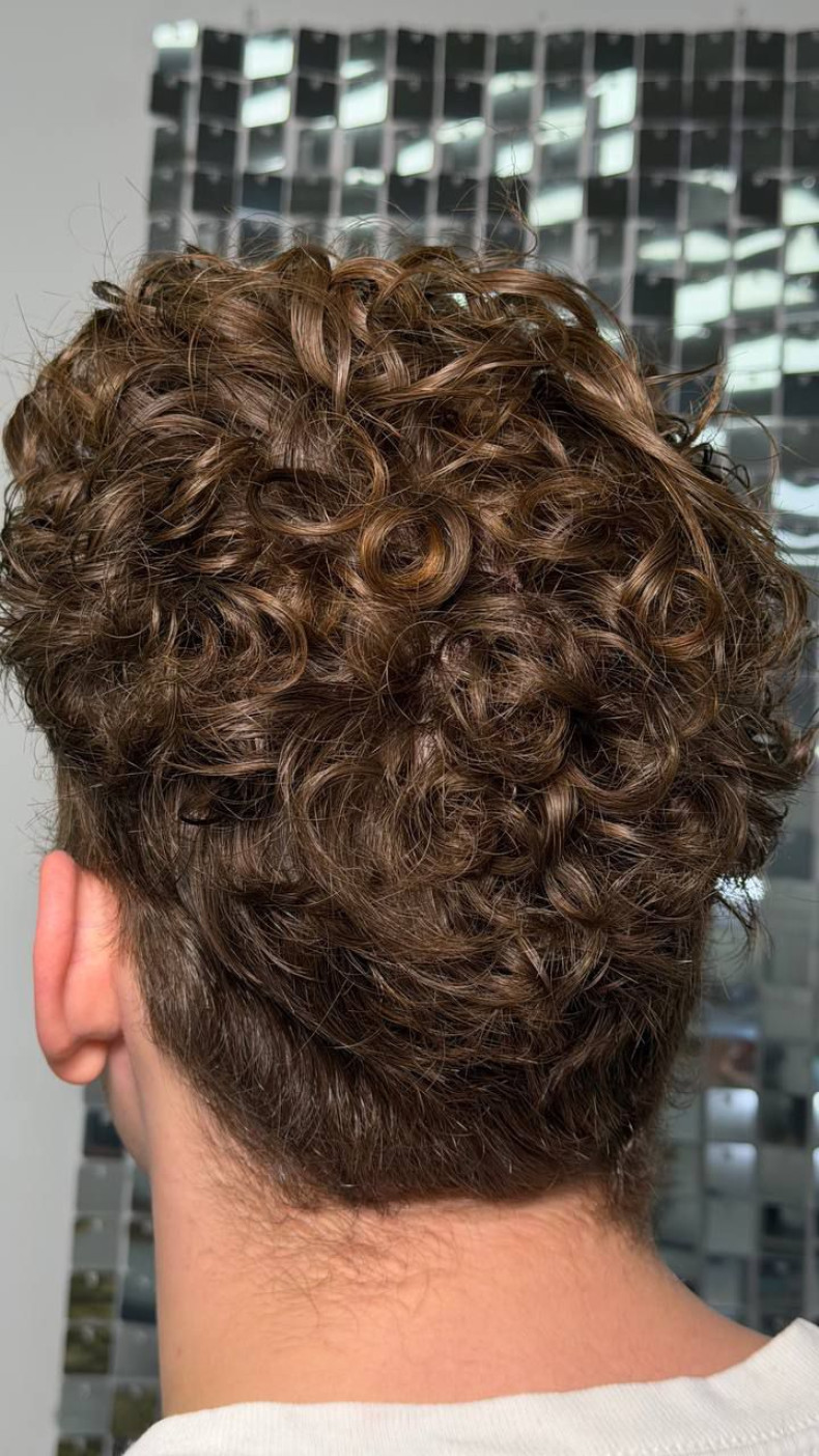 Чоловіча стрижка на коротке волосся кучеряве, фото - Салон краси HAIRVICTORY