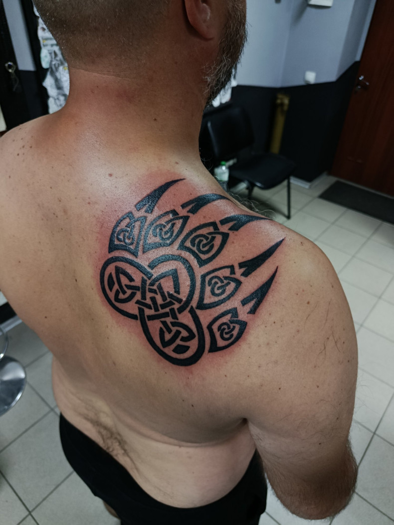 Для хлопців на плечі чорно-білі, фото - Тату майстер Дмитро Tattooin