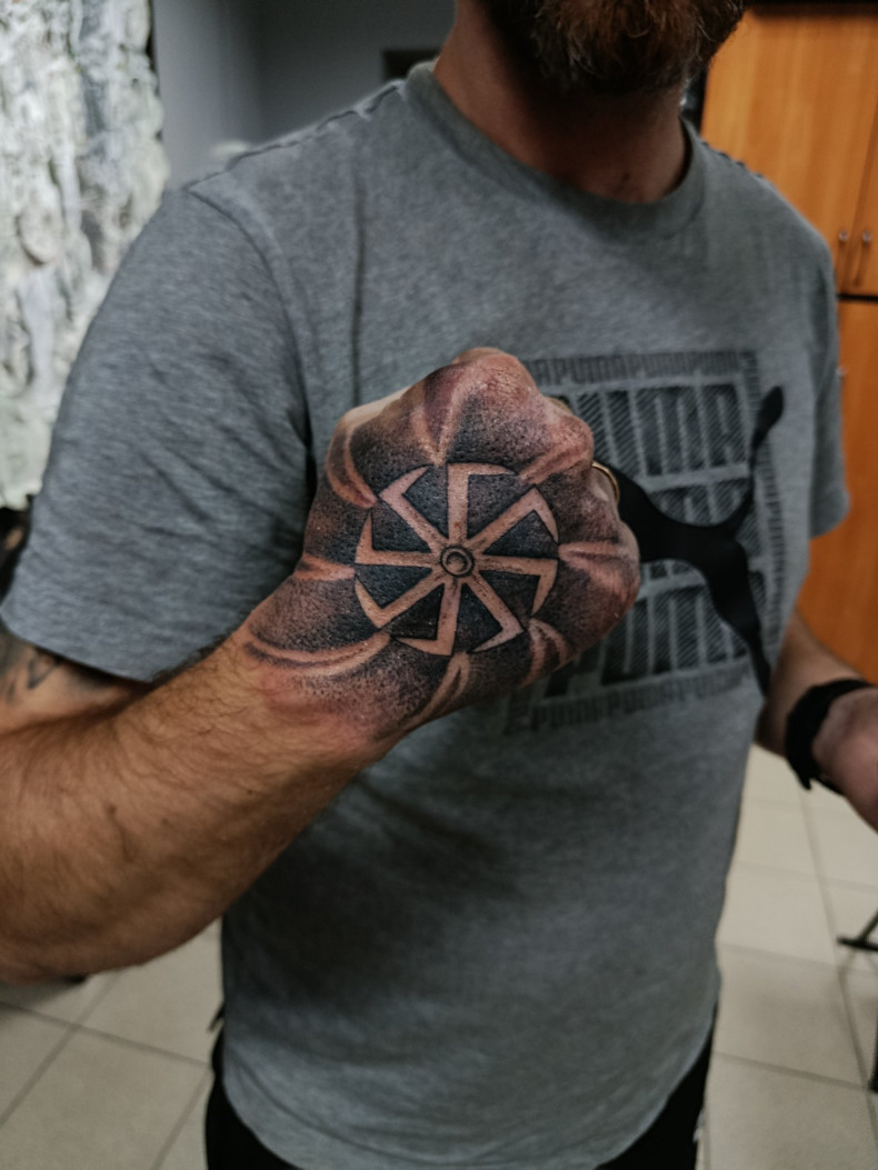 Для хлопців чорно-білі на кисті, фото - Тату майстер Дмитро Tattooin