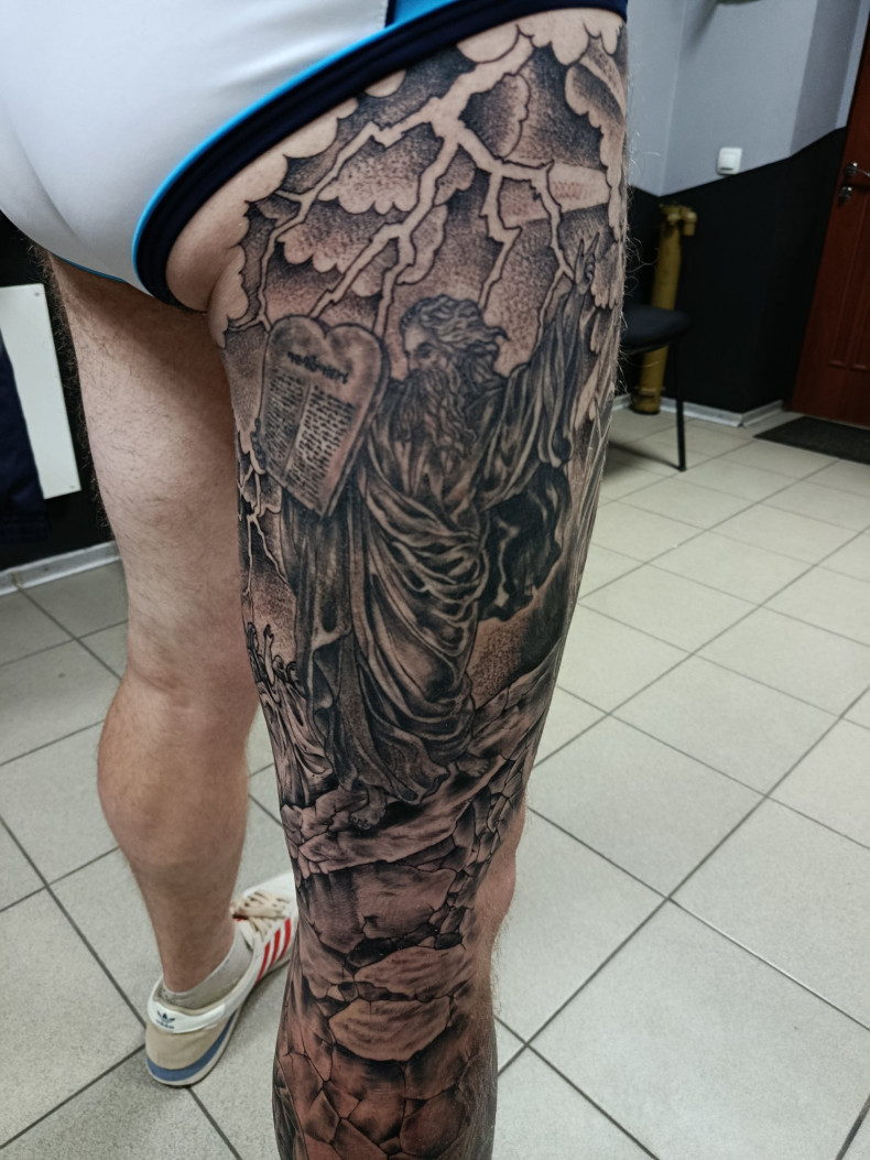 Мужские на ноге реализм, фото - Тату мастер Дмитрий Tattooin