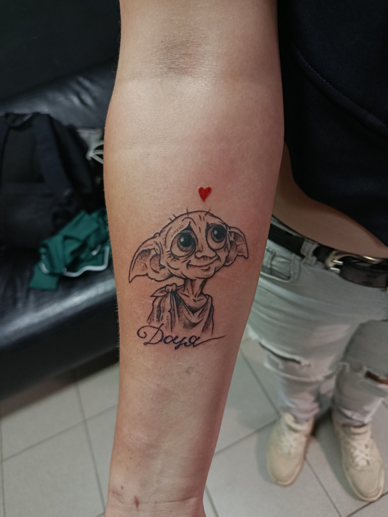 На передпліччі кольорові слова, фото - Тату майстер Дмитро Tattooin