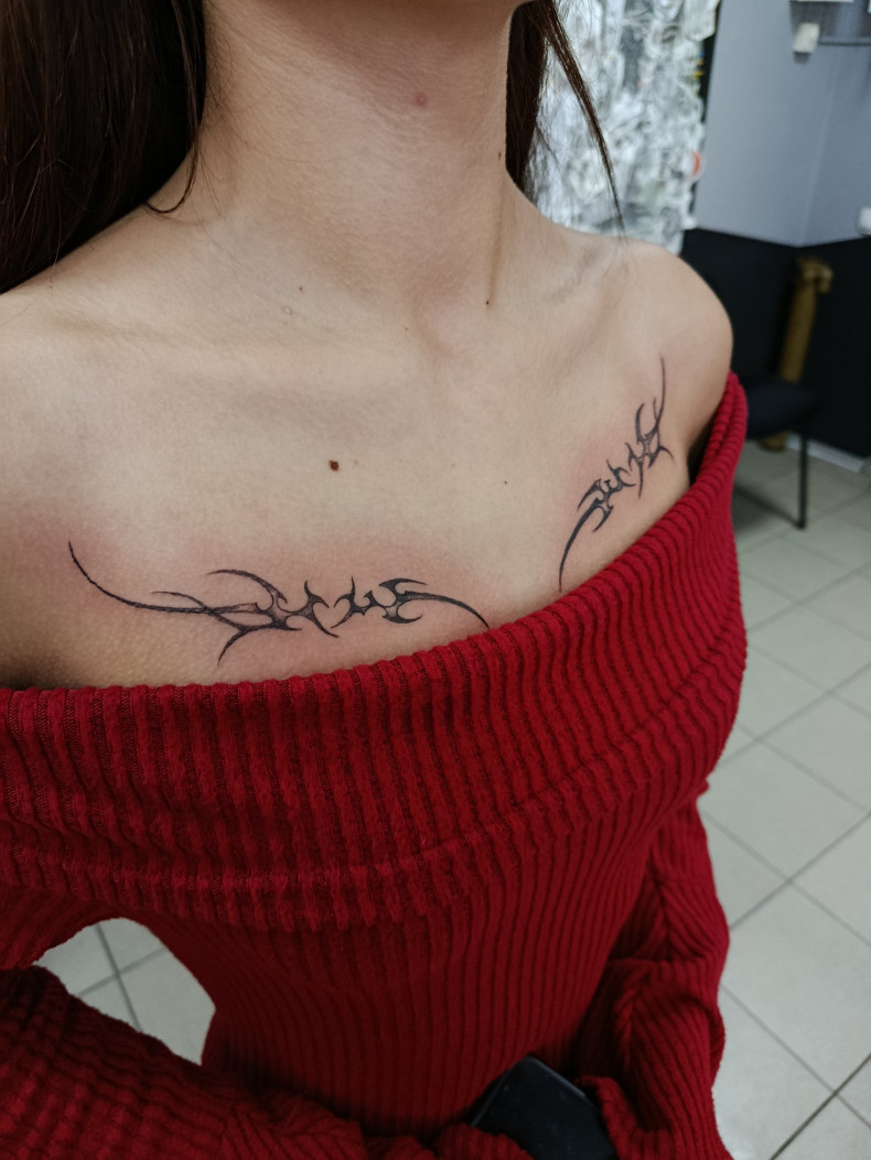 Для дівчат на грудях орнамент, фото - Тату майстер Дмитро Tattooin