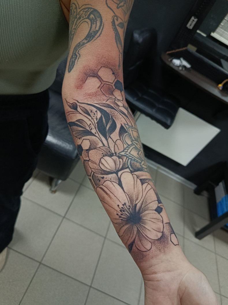 Для дівчат на передпліччі рукав, фото - Тату майстер Дмитро Tattooin